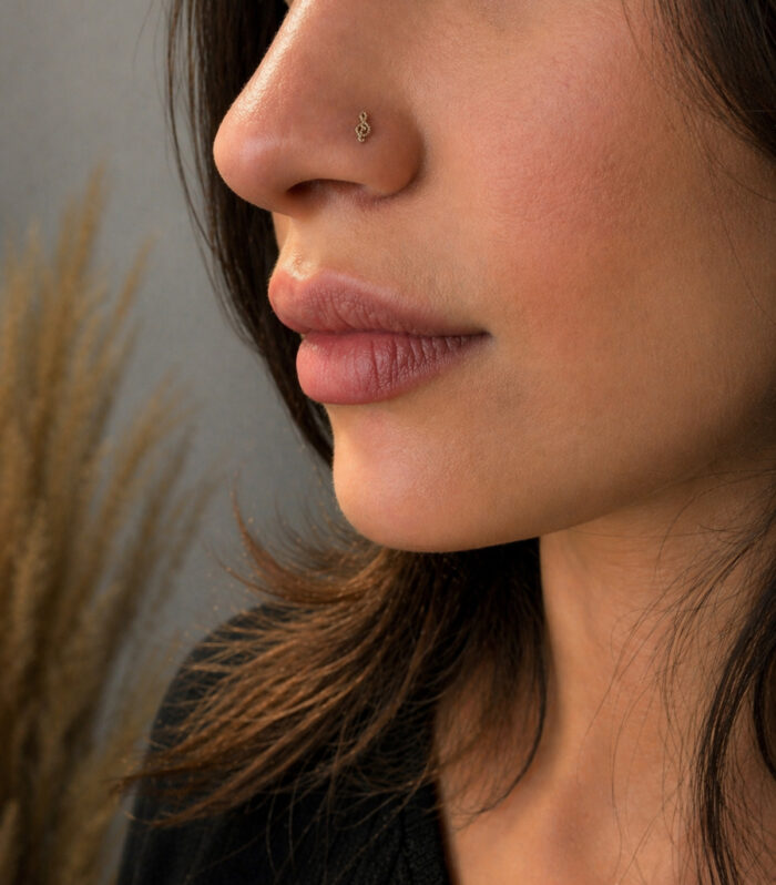Altın Sol Anahtarı Figür Geçmeli Hızma Burun Piercing (14 Ayar)