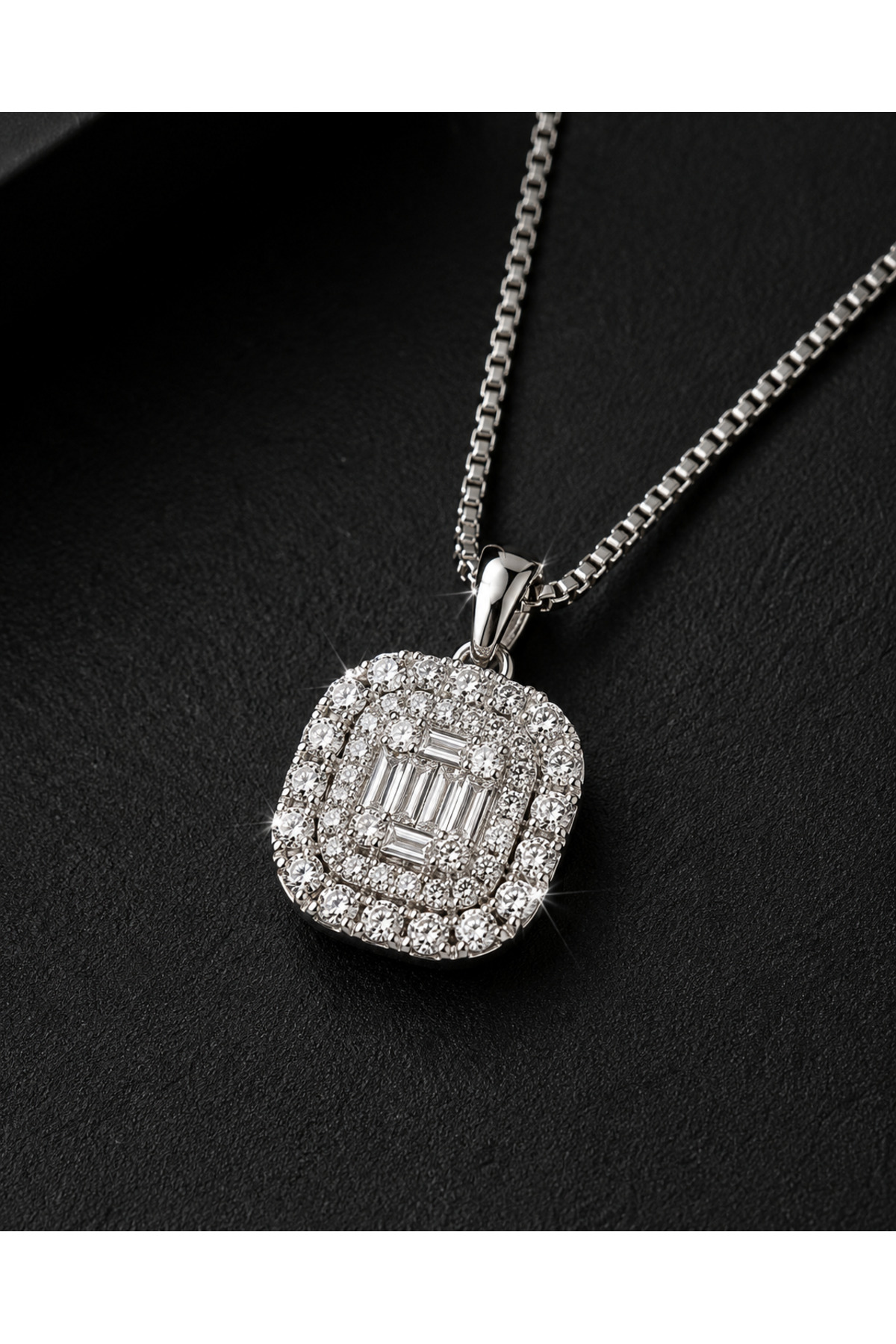 14 Ayar Altın 0,11 ct Pırlanta Baget Model Kolye 1,87 gr
